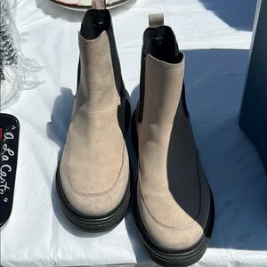 Timberland Beige and Black Chelsea Boots